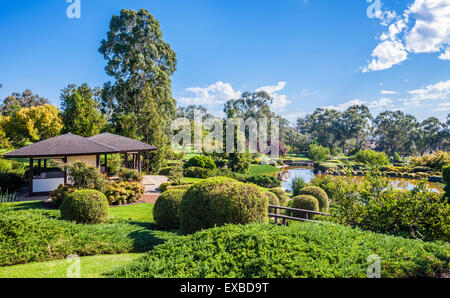 Australia, Nuovo Galles del Sud e Centrale Regione Ovest, il lago e la casa da tè a Cowra giardino giapponese. Foto Stock