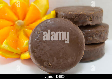 Soffici biscotti al cioccolato decorato con succo di arancia e mandorle Foto Stock