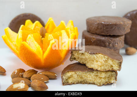 Soffici biscotti al cioccolato decorato con succo di arancia e mandorle Foto Stock