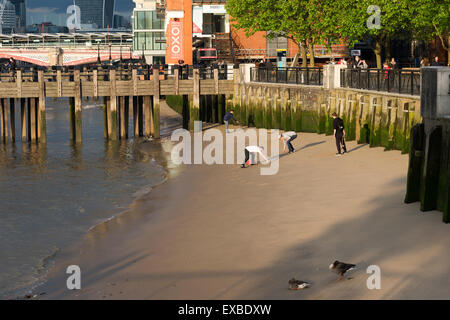 Le persone che giocano su un fiume Tamigi spiaggia vicino la Oxo Tower & Gabriel's Wharf, Southbank Londra, Inghilterra, Regno Unito. Foto Stock