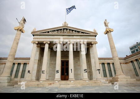 Graffiti intitolata "resistere all' Accademia di Atene edificio, panepistimiou street. Foto Stock