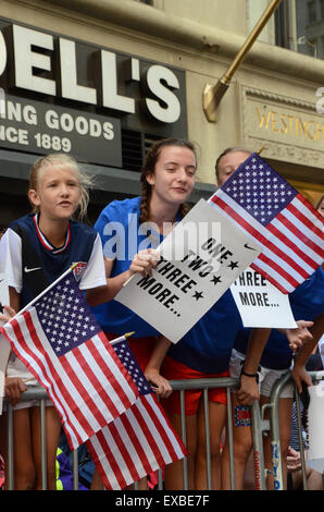 New York, Stati Uniti d'America. 10 Luglio, 2015. USA donna coppa del mondo team vincente parade new york 10 luglio 2015 © simon leigh/Alamy Li Foto Stock