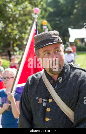 Columbia nella Carolina del Sud, Stati Uniti d'America. 10 Luglio, 2015. Un confederato ri-enactor reagisce dopo la rimozione del flag Confederate dallo Stato House motivi Luglio 10, 2015 a Columbia nella Carolina del Sud. La bandiera Confederate viene rimosso in un museo dopo 54 anni di sorvolare la capitale. Credito: Planetpix/Alamy Live News Foto Stock