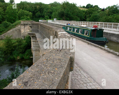 Narrowboat sul Kennet & Avon Canal attraversando il viadotto Avoncliff vicino a Bradford on Avon, Wiltshire, Regno Unito Foto Stock