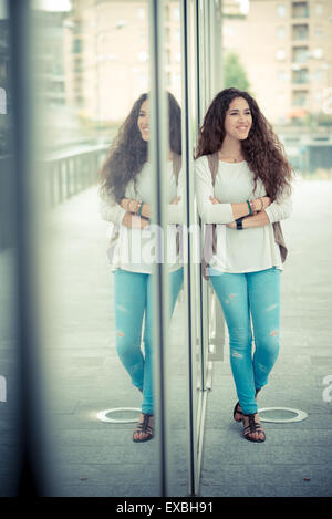 Bella lunga ricci brunette capelli donna marocchina in città Foto Stock