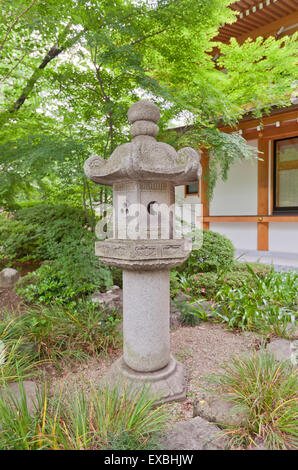 Tradizionale lanterna di pietra (toro) nel giardino del tempio di Zojo-ji in Tokyo, Giappone. Lanterne sono considerati un offerta per il Buddha Foto Stock