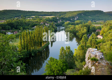 Sera vista sul fiume Lot da Saint-Cirq-Lapopie, Vallée du Lot, Midi-Pirenei, Francia Foto Stock