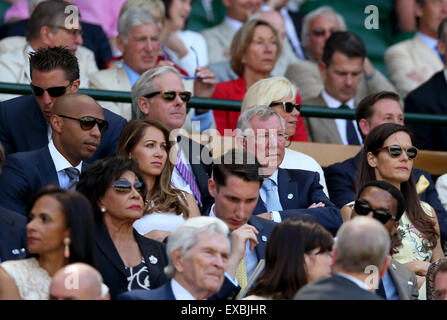 London, Londra, Regno Unito. 10 Luglio, 2015. Ex Manchester United manager sir Alex Ferguson e ex calciatore francese Thierry Henry sono visti nel royal box sul centro counrt durante il giorno undici al 2015 campionati di Wimbledon a Wimbledon, a sud-ovest di Londra, Gran Bretagna il 10 luglio 2015. Credito: Han Yan/Xinhua/Alamy Live News Foto Stock