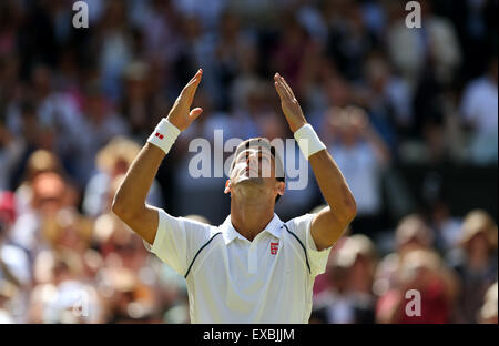 London, Londra, Regno Unito. 10 Luglio, 2015. Novak Djokovic di Serbia reagisce dopo la Uomini Singoli Semifinale con Richard Gasquet della Francia al 2015 campionati di Wimbledon a Wimbledon, a sud-ovest di Londra, Gran Bretagna il 10 luglio 2015. Novak Djokovic ha vinto 3-0. Credito: Han Yan/Xinhua/Alamy Live News Foto Stock