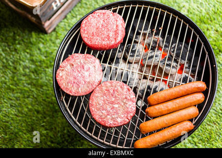 Picnic estivo con piccola griglia a carbone nel parco. Foto Stock