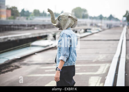 Maschera di elefante giovane bello barbuto hipster uomo in città Foto Stock
