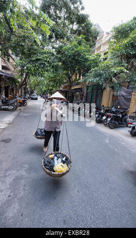 Venditori ambulanti, il mercato arriva alla strada ad Hanoi, Vietnam Foto Stock