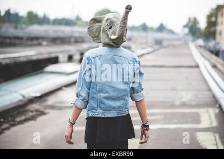 Maschera di elefante giovane bello barbuto hipster uomo in città Foto Stock