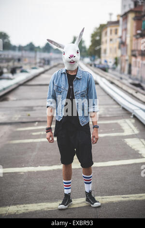 Maschera di coniglio giovane bello barbuto hipster uomo in città Foto Stock