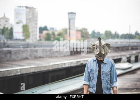 Maschera di elefante giovane bello barbuto hipster uomo in città Foto Stock