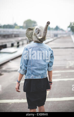 Maschera di elefante giovane bello barbuto hipster uomo in città Foto Stock