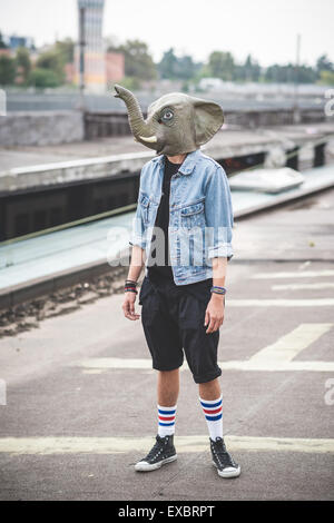 Maschera di elefante giovane bello barbuto hipster uomo in città Foto Stock