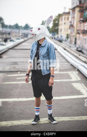Maschera di coniglio giovane bello barbuto hipster uomo in città Foto Stock