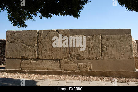 Karnak Luxor Egitto. Tempio di Karnak sacro al dio Amon: blocchi scolpiti con geroglifici Foto Stock