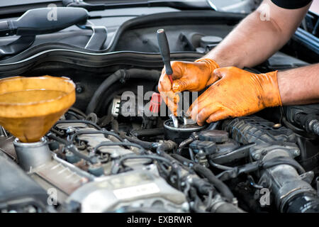 Lavoro meccanico su un filtro del gasolio, close up Foto Stock