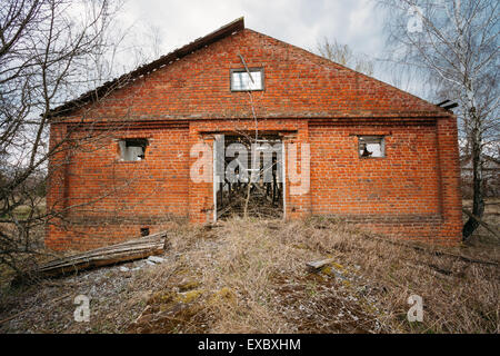 Capannone abbandonato in bielorusso village. Disastri Cernobyl. Queste abitazioni abbandonate e interi villaggi devono essere smaltiti Foto Stock