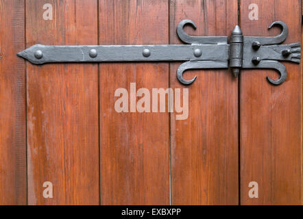 Bella cerniera su una porta di legno Foto Stock