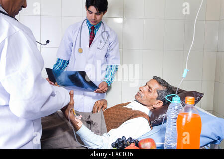 Indian medico ospedale di trattamento del paziente Foto Stock