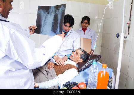 Indiano ospedale medico paziente ai raggi X il controllo di report Foto Stock