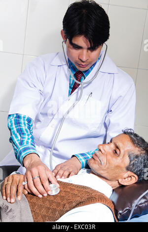Indian medico ospedale stetoscopio paziente controllo Foto Stock
