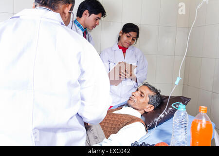 Indian medico ospedale stetoscopio paziente controllo Foto Stock