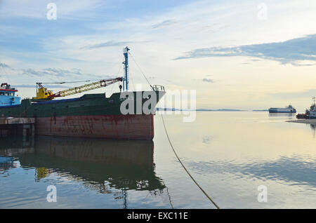 Carico di una nave attraccata a Tanjung Pandan port Foto Stock