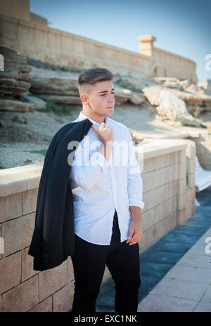 Foto bello ragazzo in una camicia su uno sfondo di natura Foto Stock