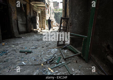 Il Cairo, Egitto. 11 Luglio, 2015. Un egiziano passeggiate da edifici danneggiati vicino al Consolato Italiano nel centro cittadino del Cairo dove un esplosione si è verificata, Egitto, l'11 luglio 2015. Una forte esplosione si è verificata nella parte anteriore del Consolato Italiano nel centro cittadino del Cairo Sabato, causando la morte di una persona e il ferimento di altre sette, secondo l Egitto del Ministero della Sanità. Credito: Pan Chaoyue/Xinhua/Alamy Live News Foto Stock