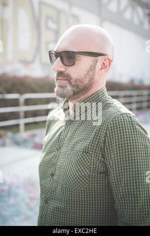 Bel uomo di mezza età in città Foto Stock