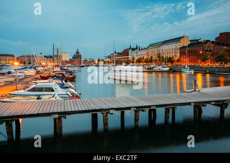 HELSINKI, Finlandia - 28 luglio 2014: terrapieno di Helsinki alla serata estiva, Finlandia. Città Quay, luogo famoso Foto Stock