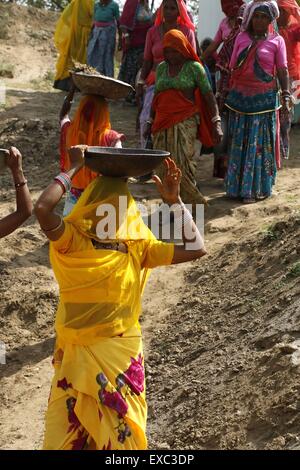 Gli abitanti di un villaggio di lavorare su un NREGA (Nazionale dell'occupazione rurale atto di garanzia) nel progetto del Rajasthan Ajmer distretto. Lo sviluppo rurale ministero intende promuovere il distretto come un modello di sviluppo. (Foto di Anand Sharma / Pacific Stampa) Foto Stock