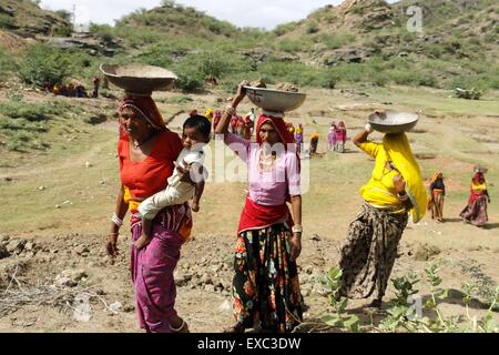 Gli abitanti di un villaggio di lavorare su un NREGA (Nazionale dell'occupazione rurale atto di garanzia) nel progetto del Rajasthan Ajmer distretto. Lo sviluppo rurale ministero intende promuovere il distretto come un modello di sviluppo. (Foto di Anand Sharma / Pacific Stampa) Foto Stock