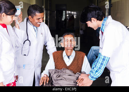 Indian medici ospedalieri di trattamento del paziente Foto Stock