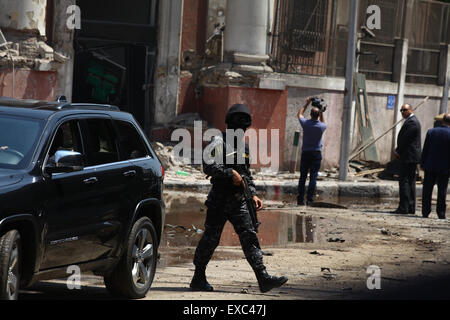 Il Cairo, Egitto. 11 Luglio, 2015. Un egiziano cavalletti di sicurezza la protezione contro le esplosioni al di fuori del sito Consolato Italiano nel centro cittadino del Cairo, Egitto, l'11 luglio 2015. Una forte esplosione si è verificata nella parte anteriore del Consolato Italiano nel centro cittadino del Cairo Sabato, causando la morte di una persona e il ferimento di altre sette, secondo l' Egitto il Ministero della Sanità. Credito: Ahmed Gomaa/Xinhua/Alamy Live News Foto Stock