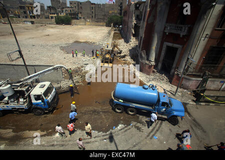 Il Cairo, Egitto. 11 Luglio, 2015. Lavoratori egiziani pulire il sito di esplosione al di fuori del Consolato Italiano nel centro cittadino del Cairo, Egitto, l'11 luglio 2015. Una forte esplosione si è verificata nella parte anteriore del Consolato Italiano nel centro cittadino del Cairo Sabato, causando la morte di una persona e il ferimento di altre sette, secondo l' Egitto il Ministero della Sanità. Credito: Ahmed Gomaa/Xinhua/Alamy Live News Foto Stock