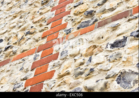 In prossimità della parte di una pietra focaia e un muro di mattoni sull'esterno di un edificio in inglese Foto Stock