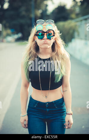 Giovane e bella capelli biondi donna hipster nella città Foto Stock