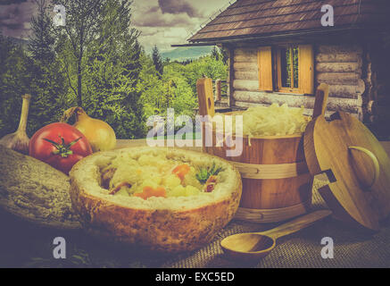 In stile retrò foto di polacca tradizionale zuppa di cavolo in una pagnotta di pane Foto Stock