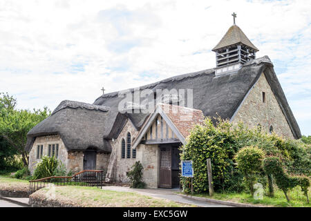 St Agnes chiesa con il tetto di paglia, Baia di acqua dolce, Isle of Wight, Regno Unito Foto Stock