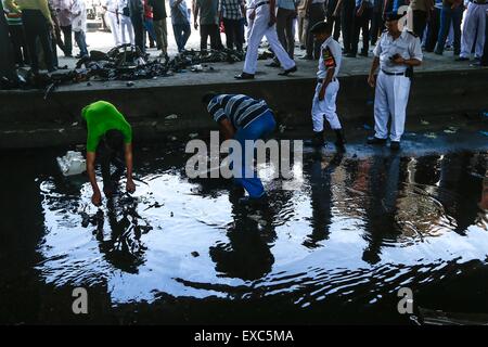 Il Cairo, Egitto. 11 Luglio, 2015. Gli investigatori di lavoro presso il sito di esplosione al di fuori del Consolato Italiano nel centro cittadino del Cairo, capitale dell Egitto, sulla luglio 11, 2015. Una forte esplosione si è verificata nella parte anteriore del Consolato Italiano nel centro cittadino del Cairo Sabato, causando la morte di una persona e il ferimento di altre sette, secondo l' Egitto il Ministero della Sanità. Credito: cui Xinyu/Xinhua/Alamy Live News Foto Stock