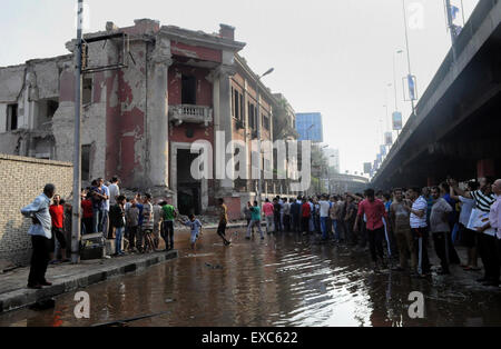 Il Cairo, Egitto. 11 Luglio, 2015. Sicurezza egiziano funzionari ispezionare il sito di una bomba presso il Consolato Italiano a Il Cairo, Egitto, 11 luglio, 2015. Credito: ZUMA Press, Inc./Alamy Live News Foto Stock