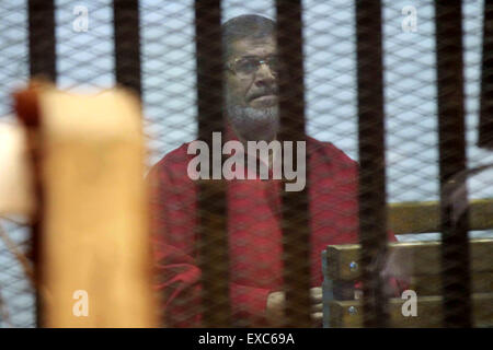 Il Cairo, Egitto. 11 Luglio, 2015. Ex presidente egiziano Mohammed Morsi si siede dietro le sbarre durante il suo percorso in un tribunale del Cairo. Credito: ZUMA Press, Inc./Alamy Live News Foto Stock