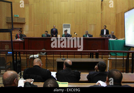 Il Cairo, Egitto. 11 Luglio, 2015. Un giudice egiziano assiste il sentiero dell ex presidente egiziano Mohammed Morsi nel ''comunicante con il Qatar'' in un tribunale del Cairo. Credito: ZUMA Press, Inc./Alamy Live News Foto Stock