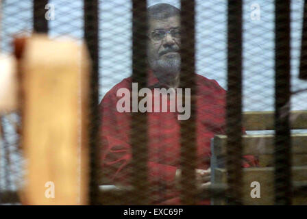 Il Cairo, Egitto. 11 Luglio, 2015. Ex presidente egiziano Mohammed Morsi si siede dietro le sbarre durante il suo percorso in un tribunale del Cairo. Credito: ZUMA Press, Inc./Alamy Live News Foto Stock