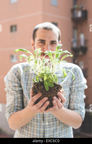 Bello ed elegante il giardinaggio uomo a casa Foto Stock